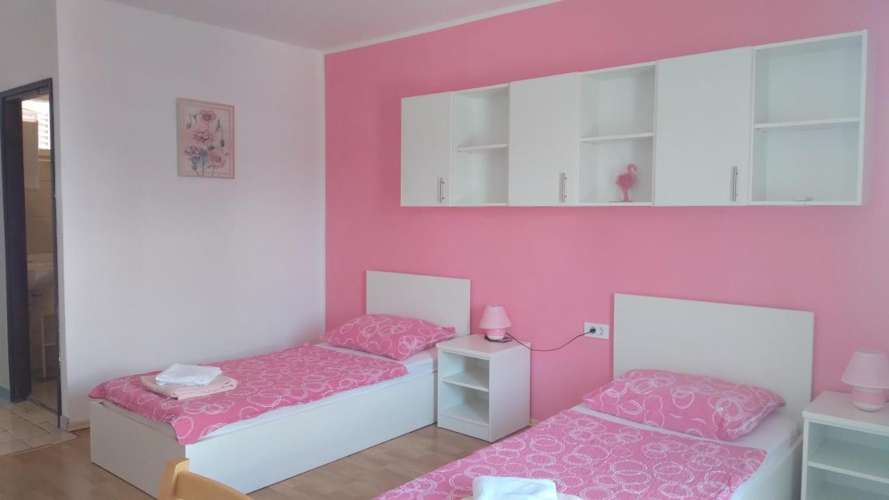 Apartmani "Lorenzo" Novalja Eksteriør billede