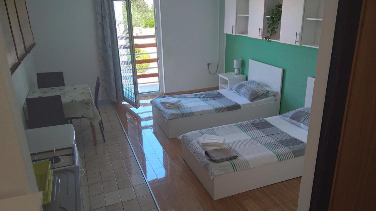 Apartmani "Lorenzo" Novalja Eksteriør billede