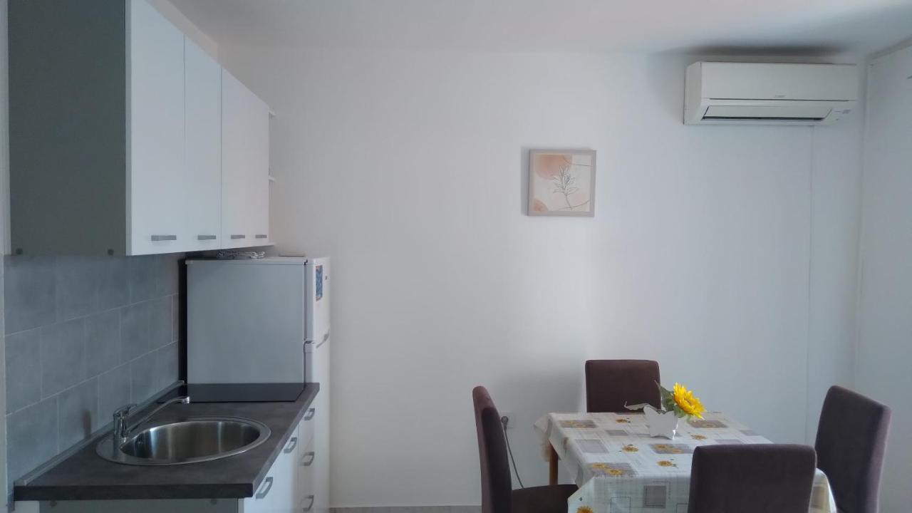 Apartmani "Lorenzo" Novalja Eksteriør billede