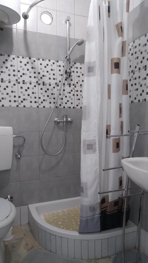 Apartmani "Lorenzo" Novalja Eksteriør billede